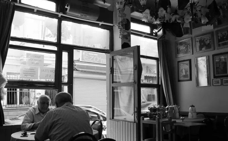 La barra como tribuna: Historia y presente del café español como espacio de conciencia civil