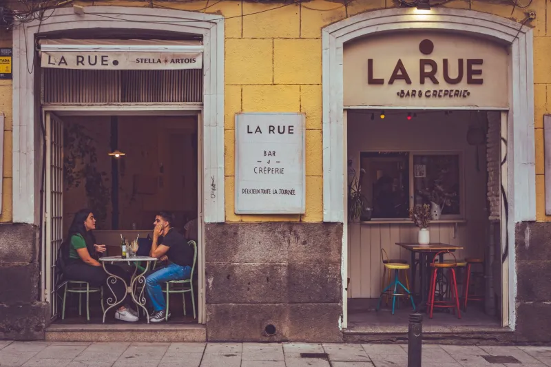 El café como ágora: El renacimiento de la tertulia española en las barras artesanales