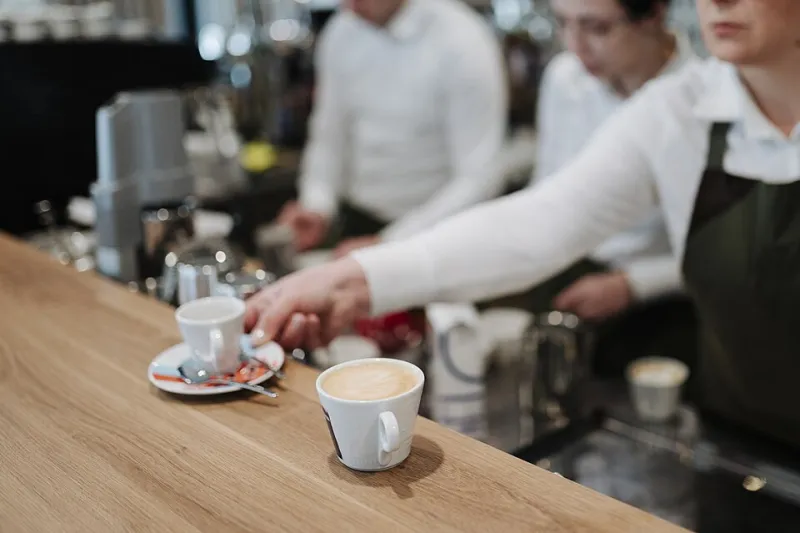 El idioma silencioso del maestro: Cómo los gestos forjan la excelencia en el café de especialidad español