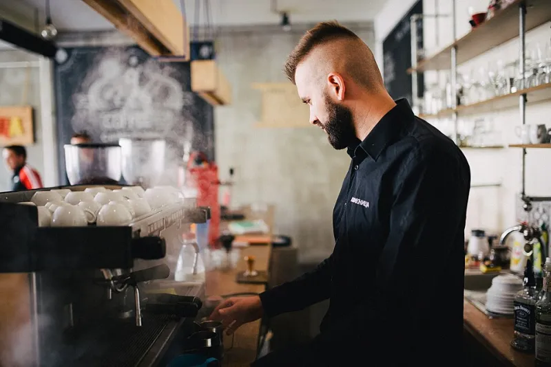 El lenguaje que no se pronuncia: La intimidad silenciosa entre el barista y quien sostiene la taza